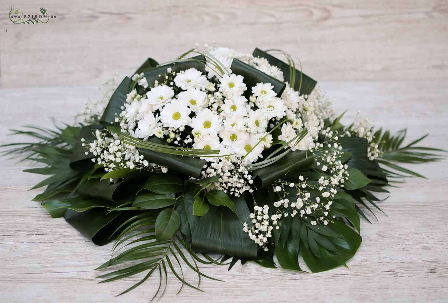 flower delivery Budapest - car flower arrangement with folded leaves (baby's breathe, white)