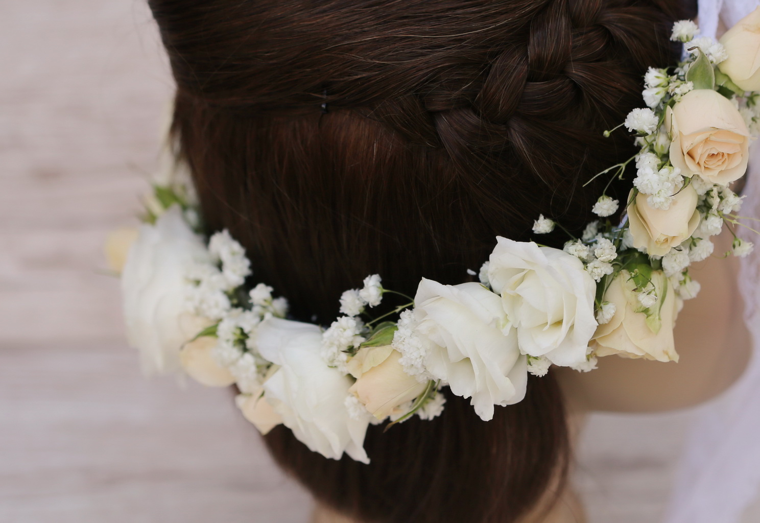 flower delivery Budapest - hair wreath (rose, lisianthus, baby's breathe, creme)