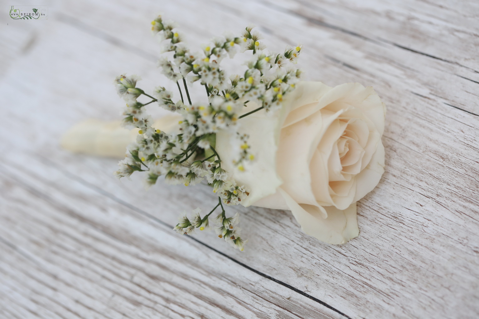 flower delivery Budapest - boutonniere (rose, limonium, creme, pastel)