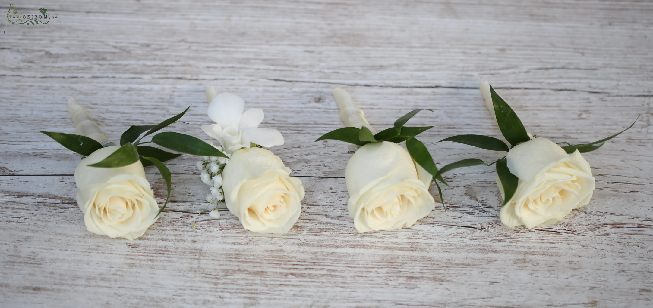 kitűzők rózsából és Dendrobium orchideával (fehér, krém)