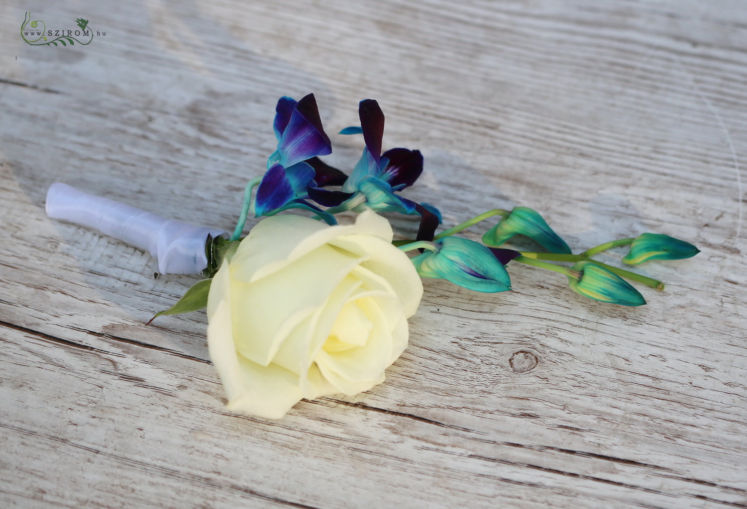 kitűző (rózsa, Dendrobium orchidea, kék, fehér)