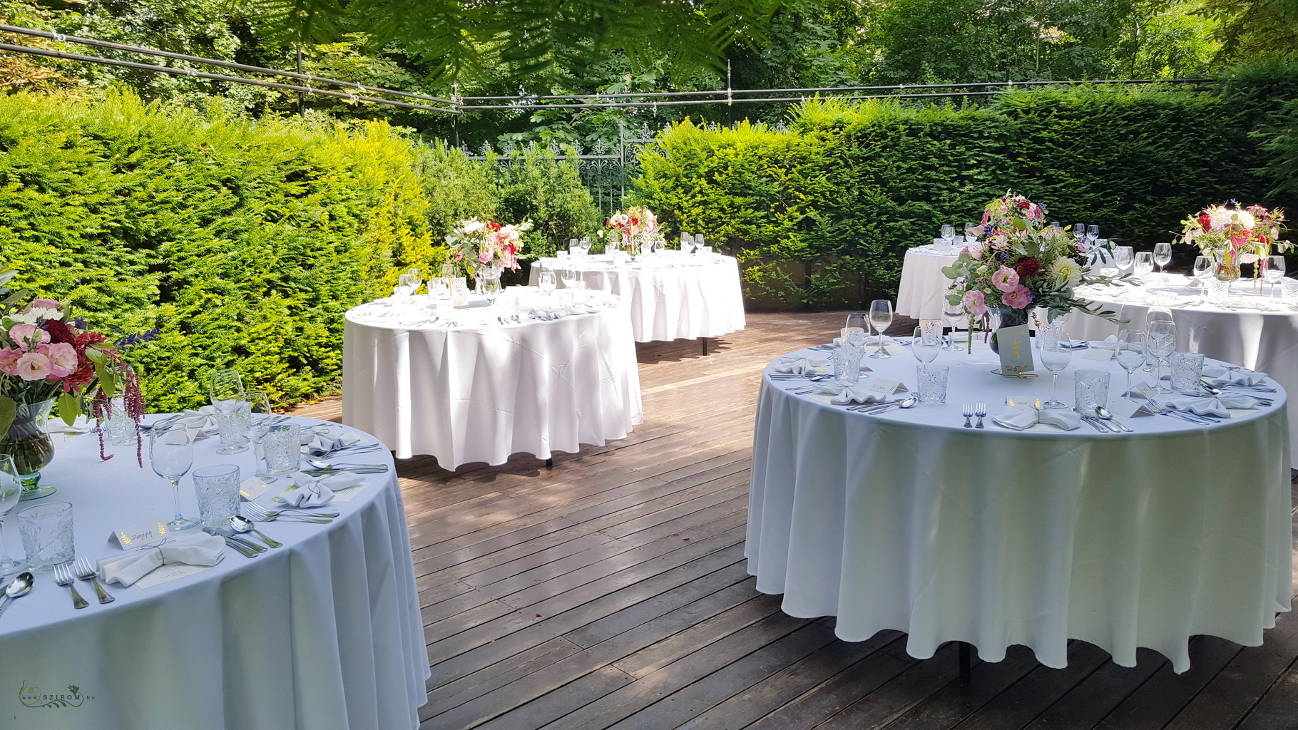 Esküvői asztaldísz mezei virágokkal (liziantusz, dália, mezei virágok)