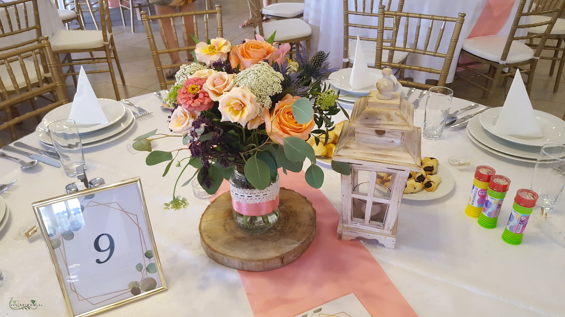 Esküvői asztaldísz fakorongon, lámpással, Szent Anna Fogadó Berkenye (rózsa,vadvirágok, barack)