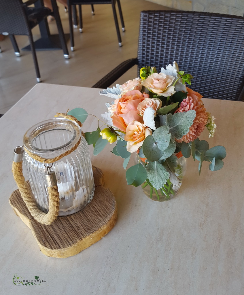 Esküvői asztaldísz , Szent Anna Fogadó Berkenye (bokros rózsa, dália, barack)