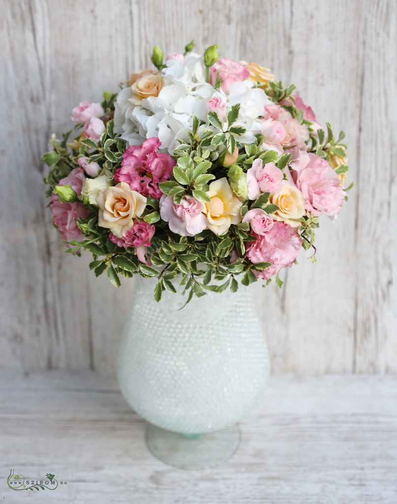 Asztaldísz kehely vázában zslégyönggyel (hortenzia, liziantusz, bokros rózsa, rózsaszín, barack)