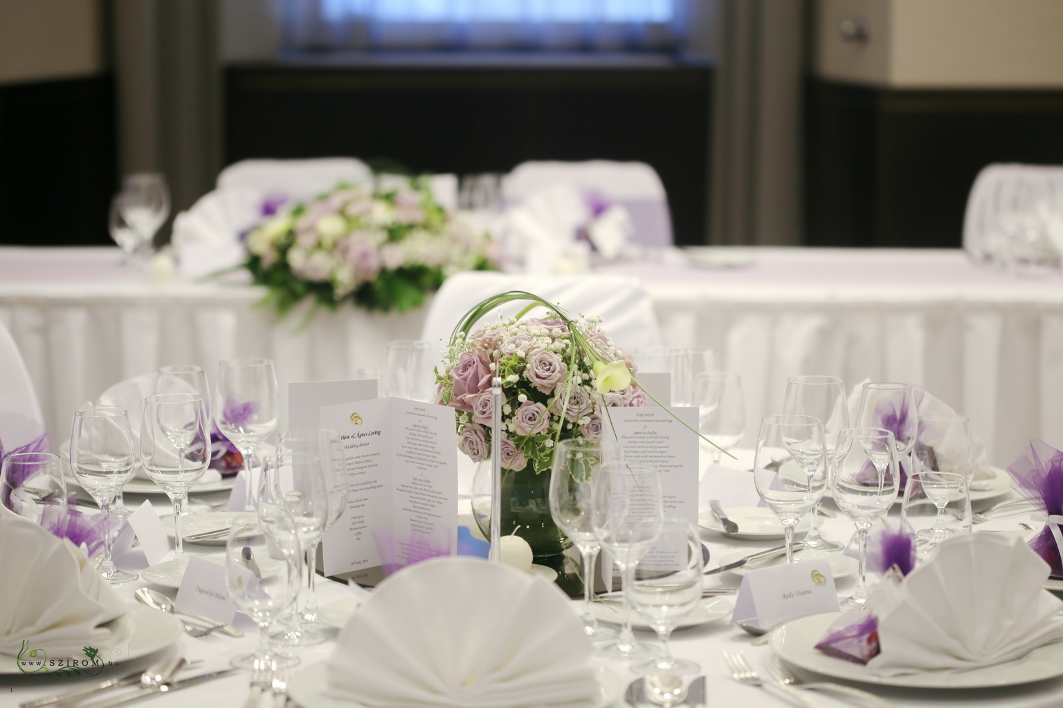 Asztaldísz üveggömbben, Hilton Budapest (bokros rózsa, rezgő, kála, lila, fehér)