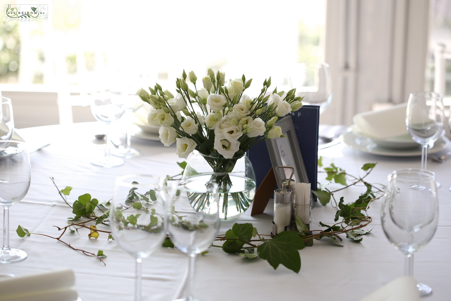 Esküvői asztaldísz üveggömbben Csillagkert (liziantusz, borostyán, fehér)