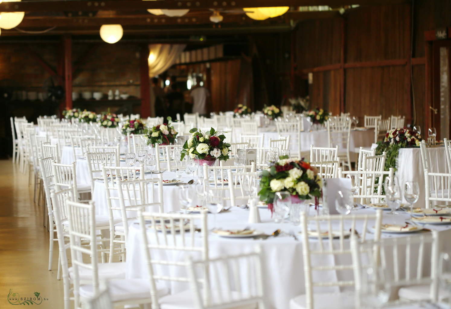 Esküvői asztaldísz kehelyvázában, Csónakház Mulató Budapest (liziantusz, dália, gránátalma, krém, bordó)