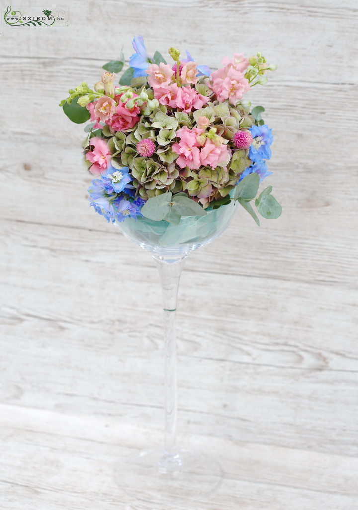 Magas esküvői asztaldísz kehely vázában (hortenzia, mezei virágok, kék, rózsaszín)
