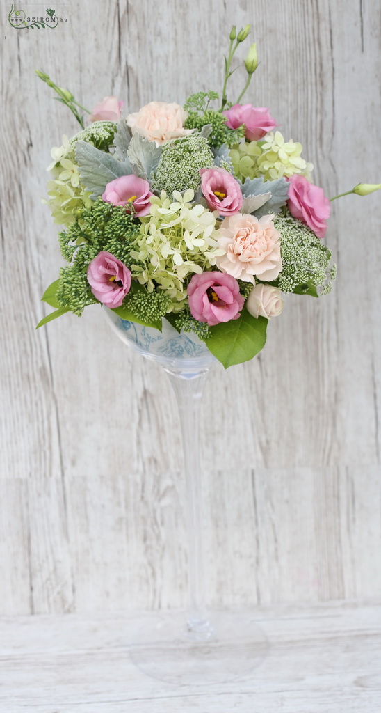 Magas esküvői asztaldísz (liziantusz, mezei virágok, rózsaszín, krém)