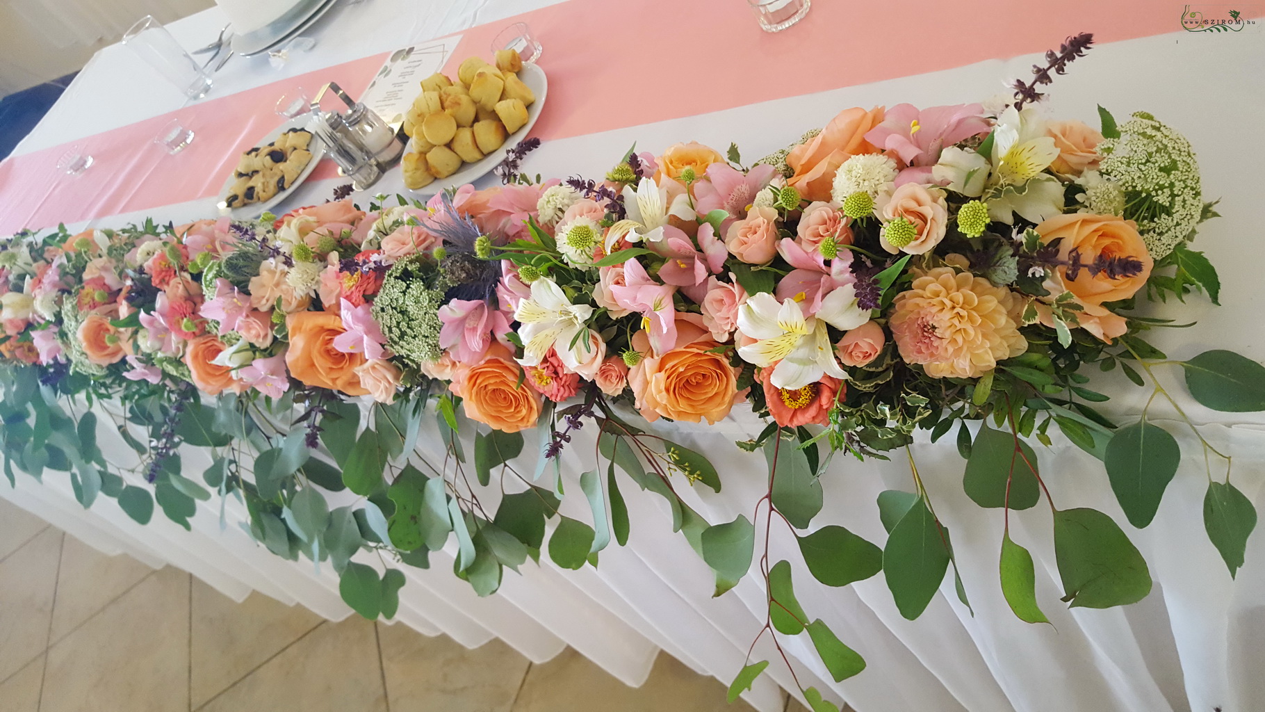 Főasztaldísz, Szent Anna Fogadó Berkenye (rózsa, bokros rózsa, inkaliliom, mezei virágok, barack, rózsaszín)
