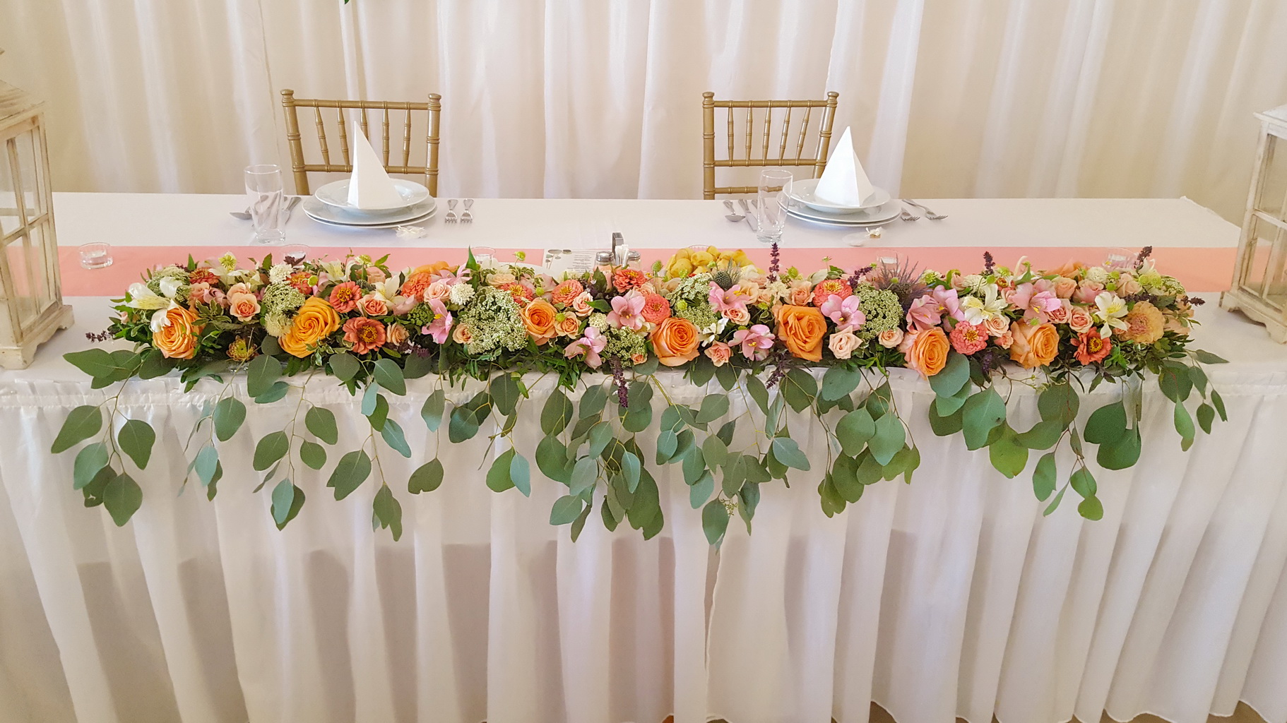 Főasztaldísz, Szent Anna Fogadó Berkenye (rózsa, inkaliliom, mezei virágok, barack, rózsaszín)