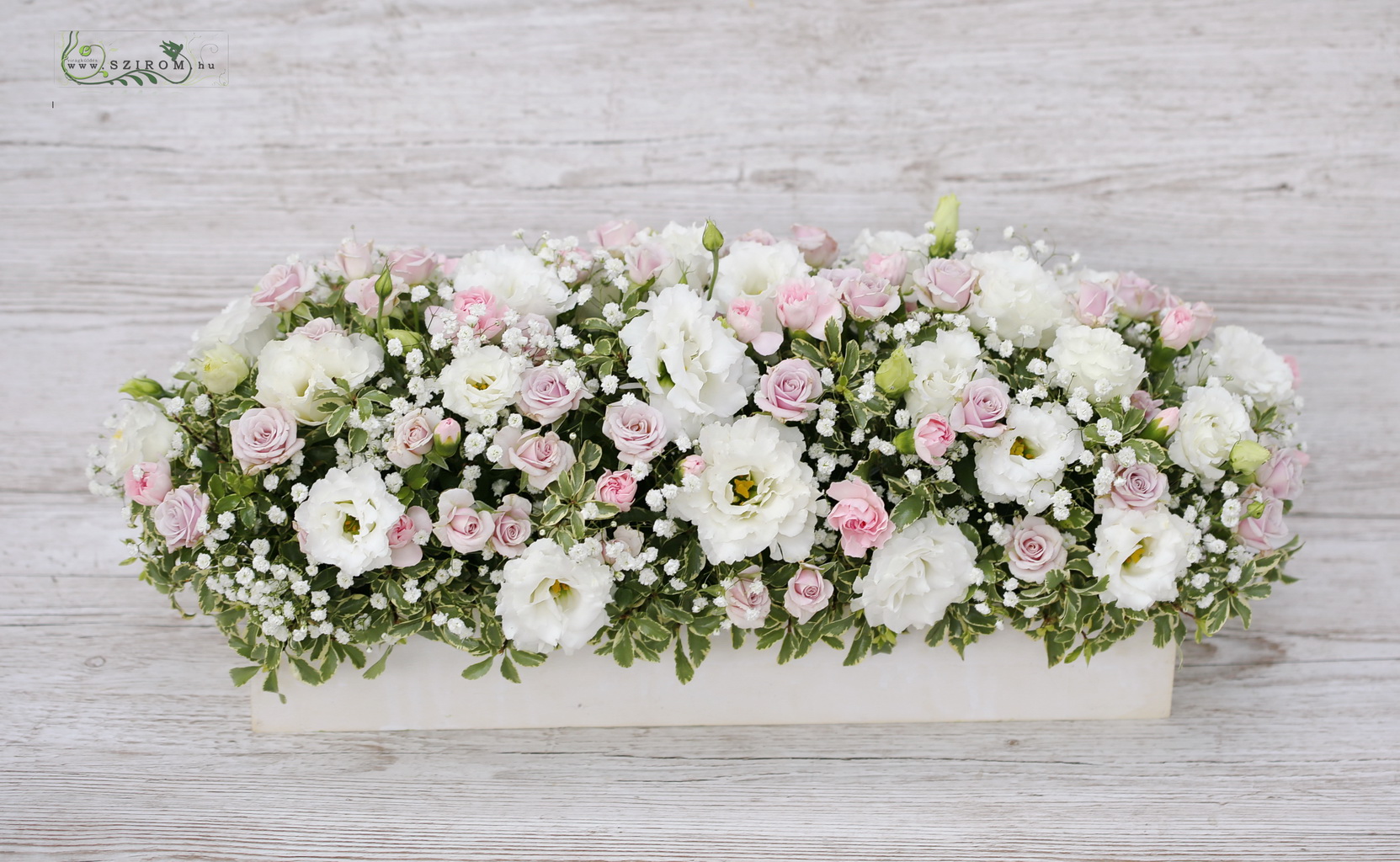 Főasztaldísz fadobozban (liziantusz, bokros rózsa, rezgő, fehér, halvány rózsaszín)
