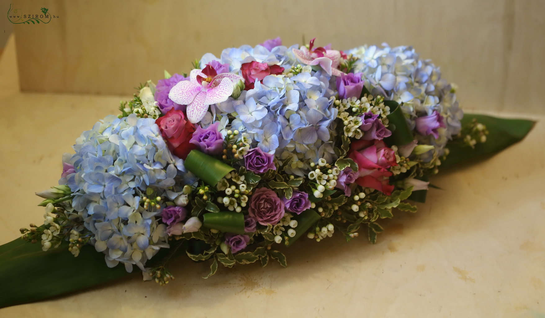 flower delivery Budapest - Main table centerpiece (hydrangea, rose, lisianthus, phalaenopsis orchid, blue, purple)