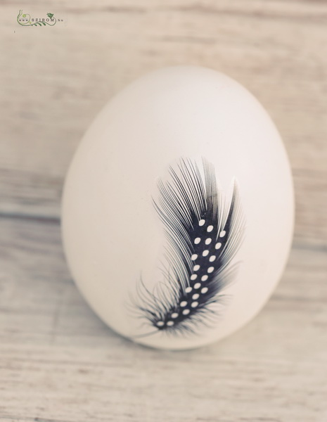 flower delivery Budapest - White egg with feather pattern (10 cm)