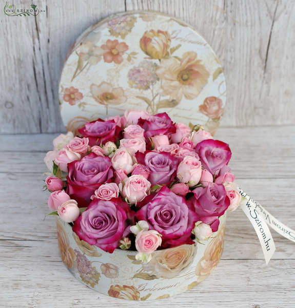 Virágküldés Budapest - Virágdoboz lila rózsákkal, rózsaszín bokros rózsákkal (13 szál)