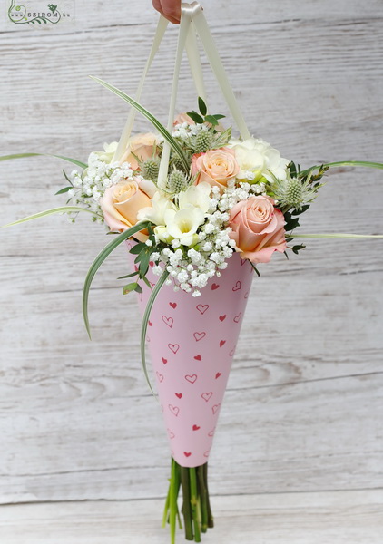 flower delivery Budapest - Hanging bouquet holder with peach rose bouquet (17 stems)