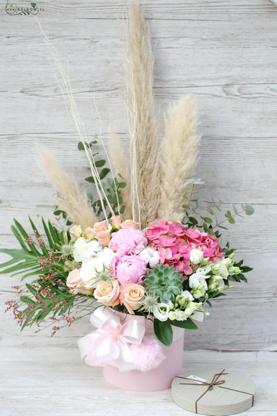 Nagy hengerdoboz pampafűvel, szőrgombóccal, kövirózsával, gyapotvirággal, pasztell virágokkal (17 szál)