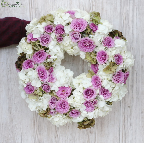 flower delivery Budapest - purple-white wreath made of hydrangea and spray roses (45cm, 18st)