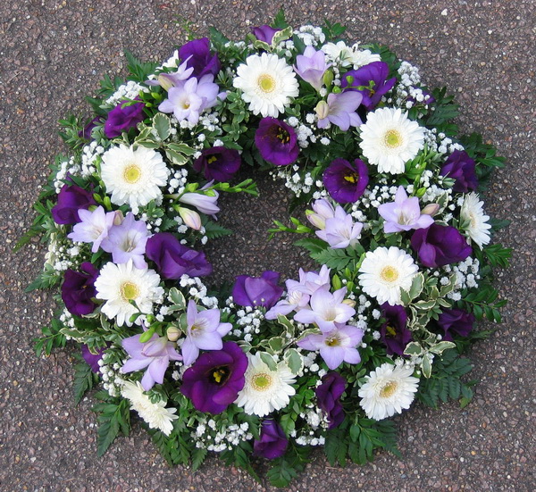 flower delivery Budapest - purple-white wreath (36cm, 34st)