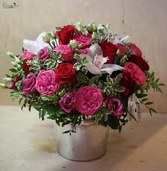flower delivery Budapest - romantic bouquet with english roses in metal pot (27 st)