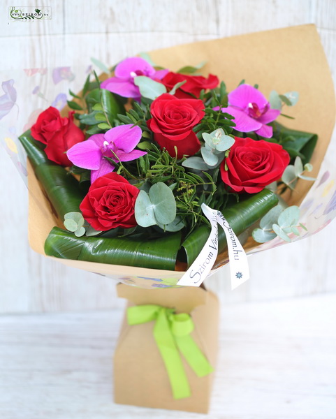 flower delivery Budapest - Bouquet of roses with phalaenopsis orchid in a paper vase (8  stems)