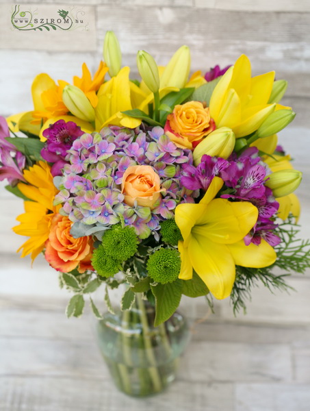 flower delivery Budapest - Cheerful bouquet in a vase (17 stems)