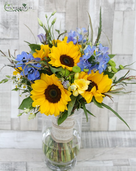 flower delivery Budapest - Bouquet of sunflowers in a vase (15 stems)