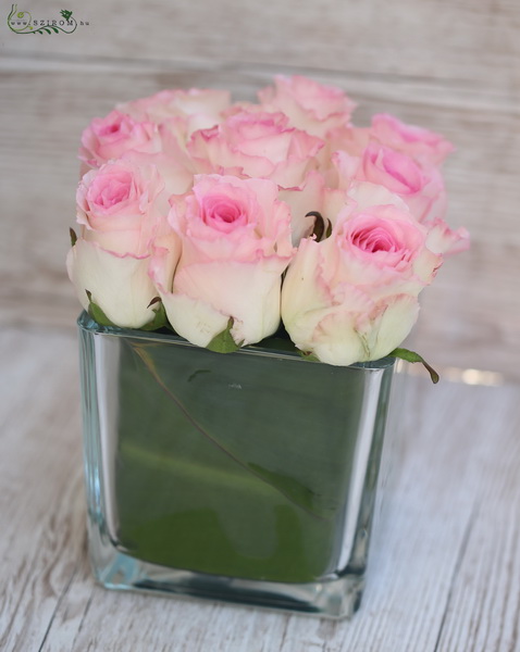 rózsaszín rózsás üvegkocka (9 szál)