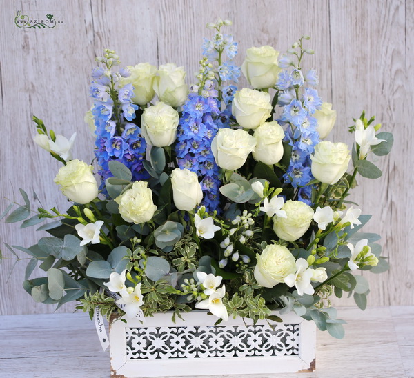 Virágküldés Budapest - Virágkompozíció rózsából, delphiniumból csipkés dobozban (28 szál)