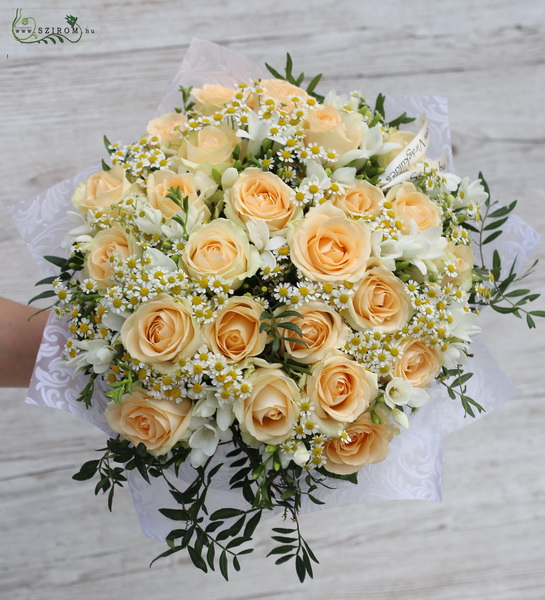 flower delivery Budapest - Peach roses with chamomile and freesia (45 threads)