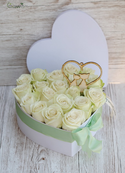 Blumenlieferung nach Budapest - herzförmiger Box with Holzkatzen (19 St)