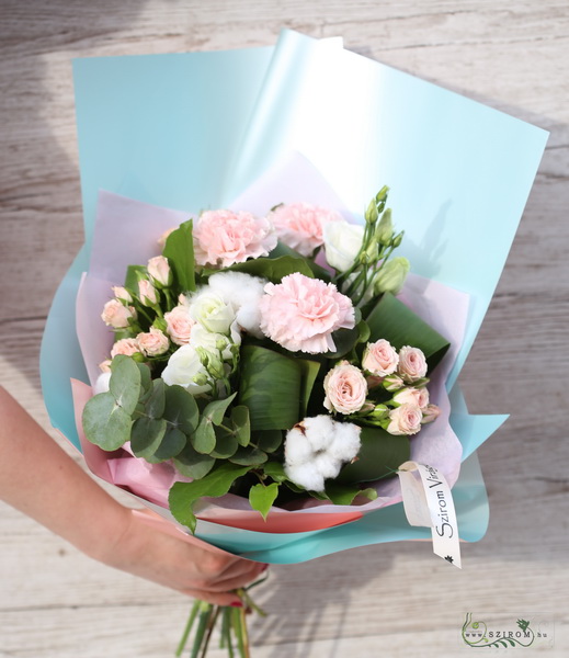 flower delivery Budapest - small mixed bouquet with cotton (10 st)