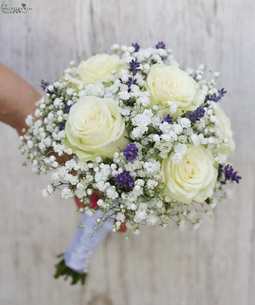 Blumenlieferung nach Budapest - weisser romantischer Strauss mit Lavandel