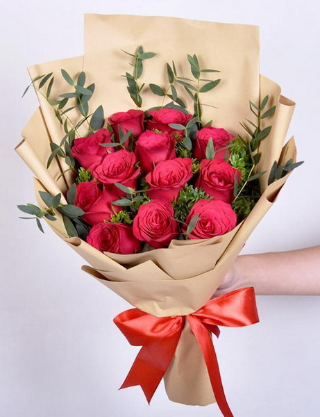 12 szál vörös rózsa natúr papírral 