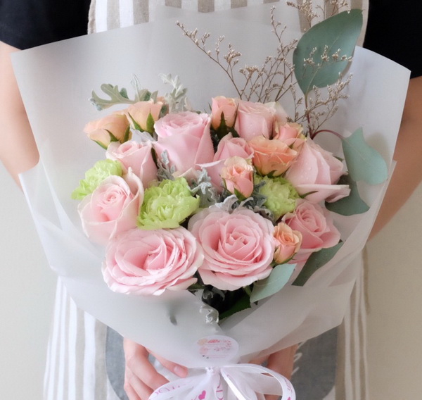 flower delivery Budapest - Pink roses with spray roses, gypsophila (15 stems)
