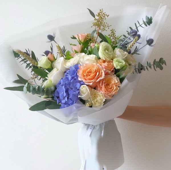 flower delivery Budapest - Mixed bouquet with blue hydrangea, peach roses (12stems)