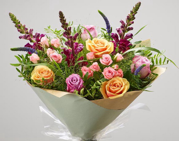 flower delivery Budapest - Bouquet with roses and seasonal flowers (18 stems)
