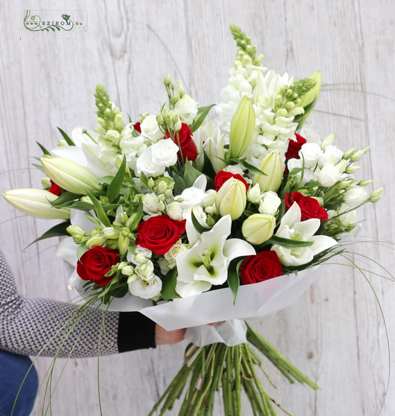 flower delivery Budapest - Round bouquet with lisianthus, roses, lilies (30 stems)