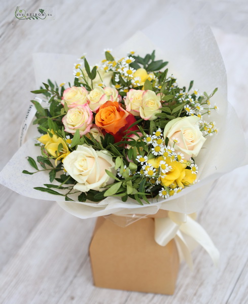 Blumenlieferung nach Budapest - Runder Strauß mit Rosen in Papiervase