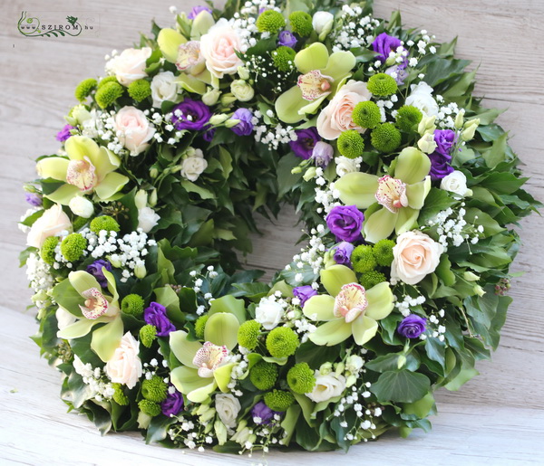 flower delivery Budapest - Wreath with green - purple flowers, lisianthuses, orchids, roses (70 cm, 37 stem)