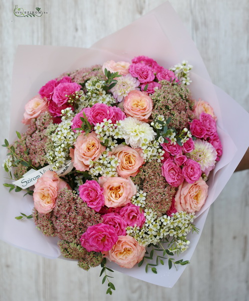 Blumenlieferung nach Budapest - Großer Herbststrauß mit Sedum und Rosen (30 Stängel)