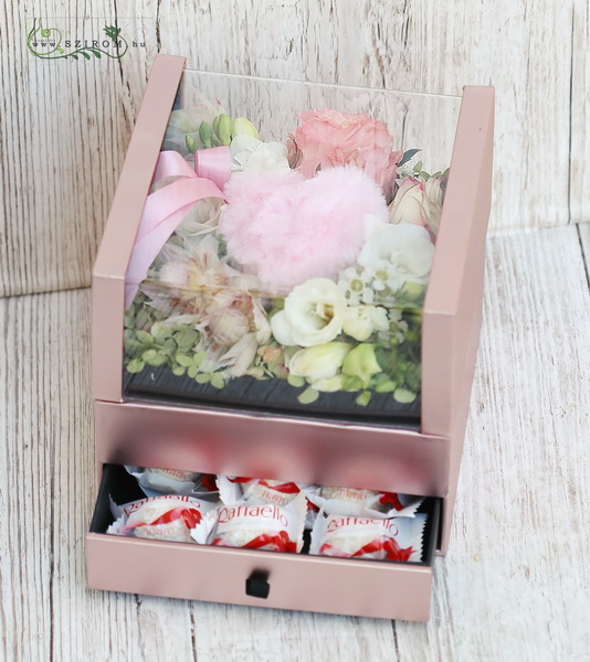 flower delivery Budapest - Rosegold box with drawer filled with chocolate, and with plush heart
