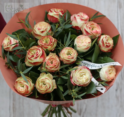 Blumenlieferung nach Budapest - Schöner lateinischer Pomponrosenstrauß (15 Stränge)