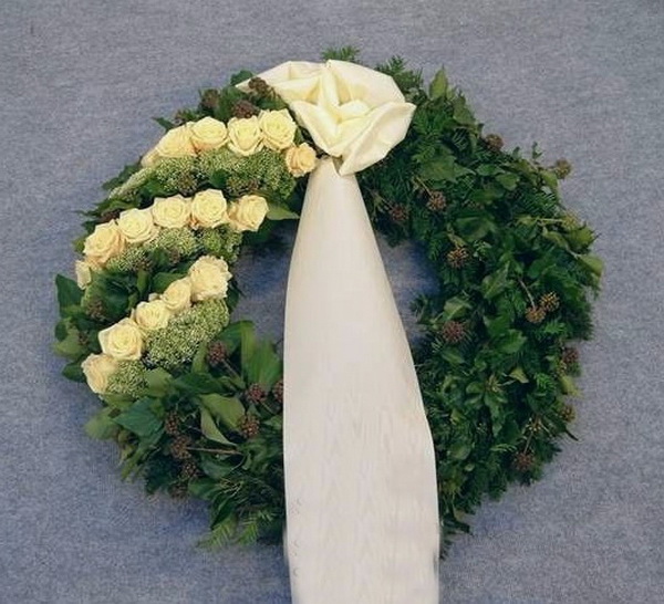 flower delivery Budapest - Ivy wreath wit asymmetrical decor