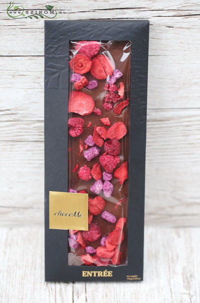 flower delivery Budapest - chocoMe  41% milk chocolate, lyophilized strawberry slices, lyophilized raspberry grains and blueberry yogurt (110g)