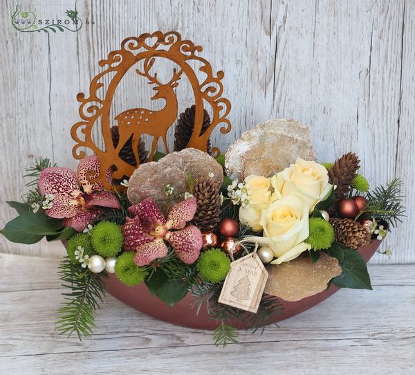 flower delivery Budapest - flower boat with glitter shells and metal deer (11 stems)
