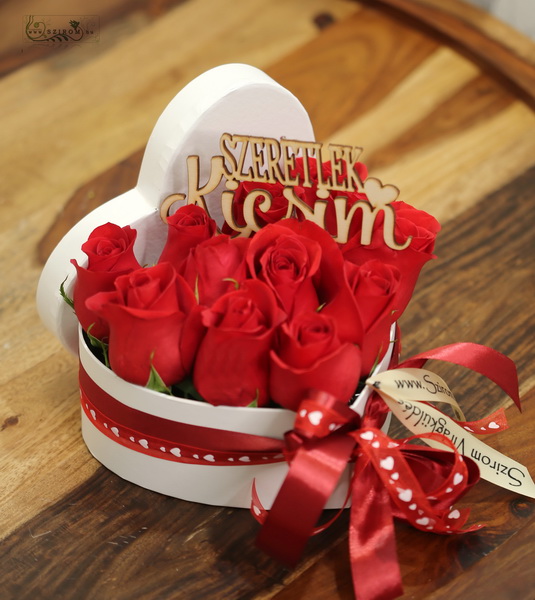 Virágküldés Budapest - Szív doboz 11 vörös rózsával, szeretlek kicsim fa felirattal