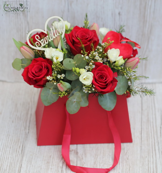 Vörös kis táska vörös rózsával, tavaszi virágokkal (5 + 13 szál)