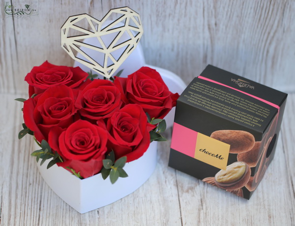 Blumenlieferung nach Budapest - Kleine Herz Rosenbox mit Hölzerne Herz, ChocoMe (6 Stiele)